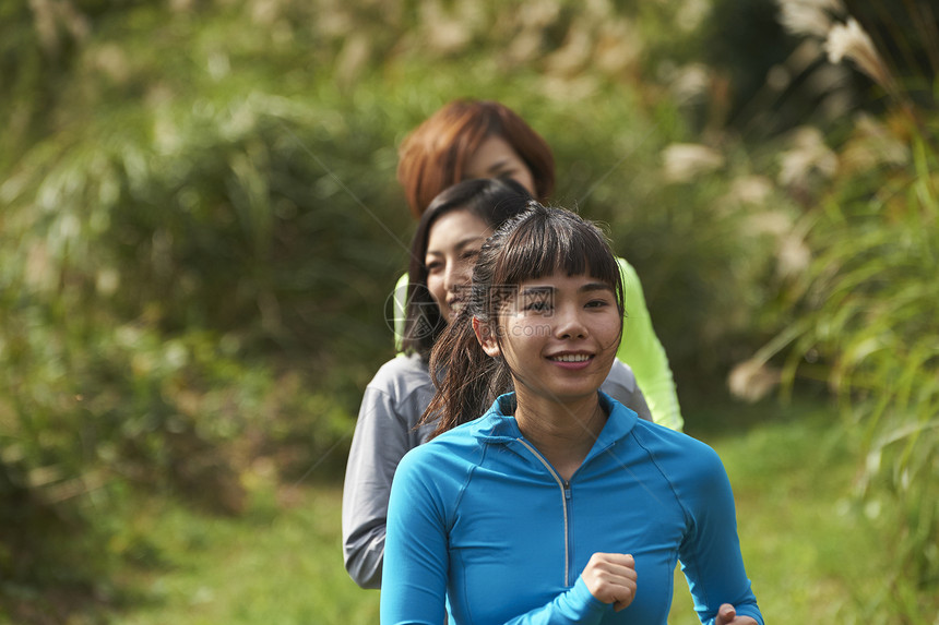 三个在田间小路跑步的女人图片