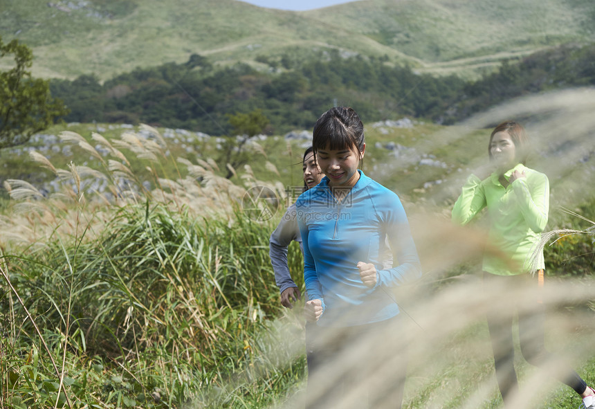 三个在田间小路跑步的女人图片