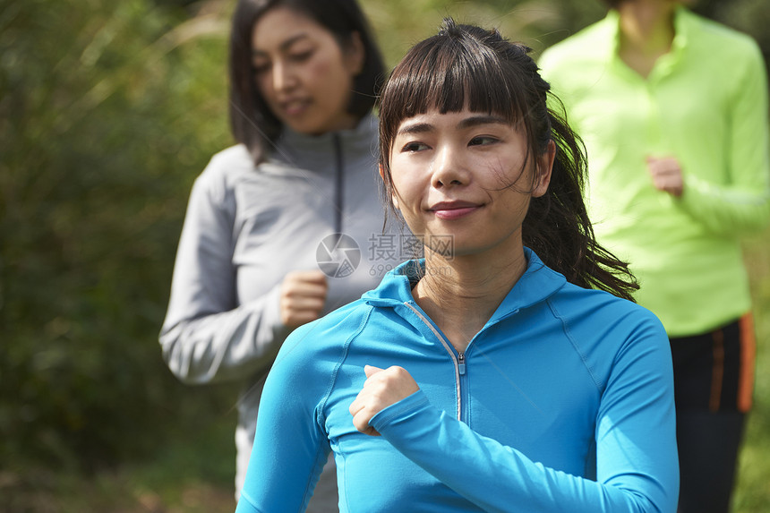 三个在田间小路跑步的女人图片