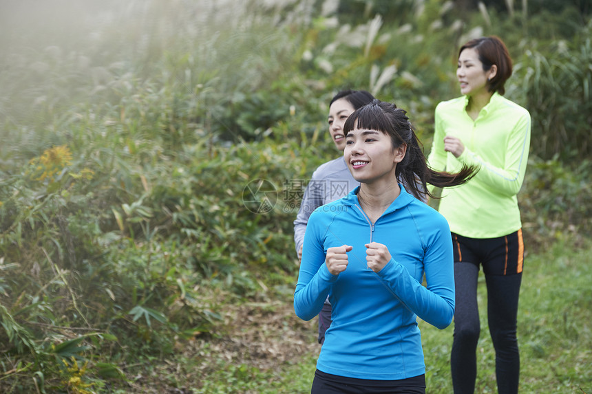 三个在田间小路跑步的女人图片