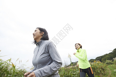 两个个在田间小路跑步的女人图片