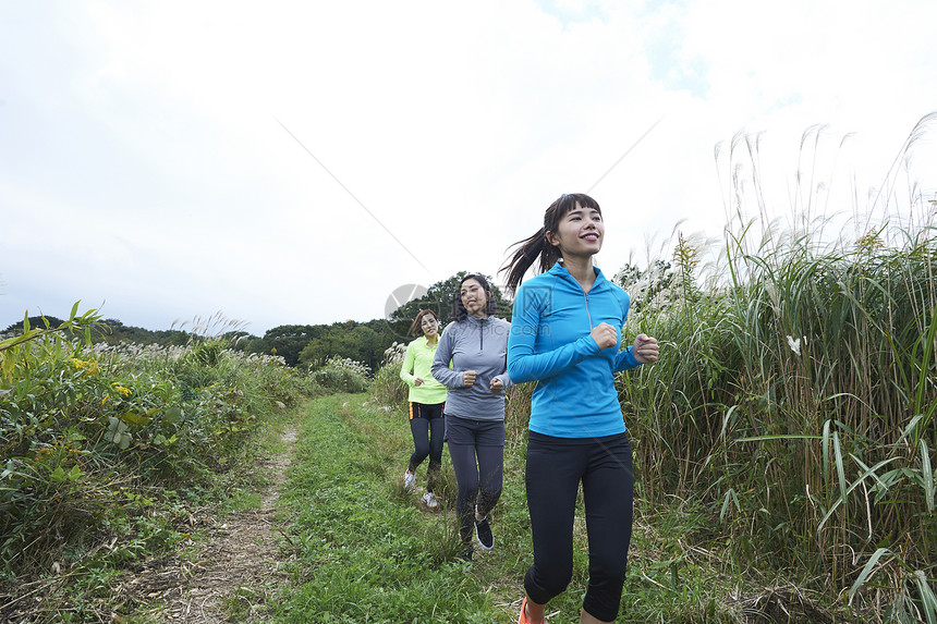 三个在田间小路跑步的女人图片