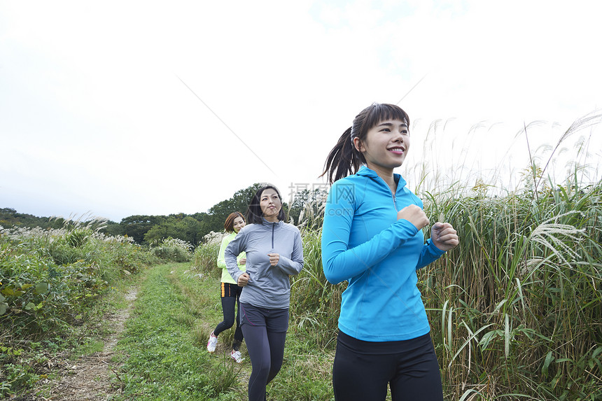 三个在田间小路跑步的女人图片