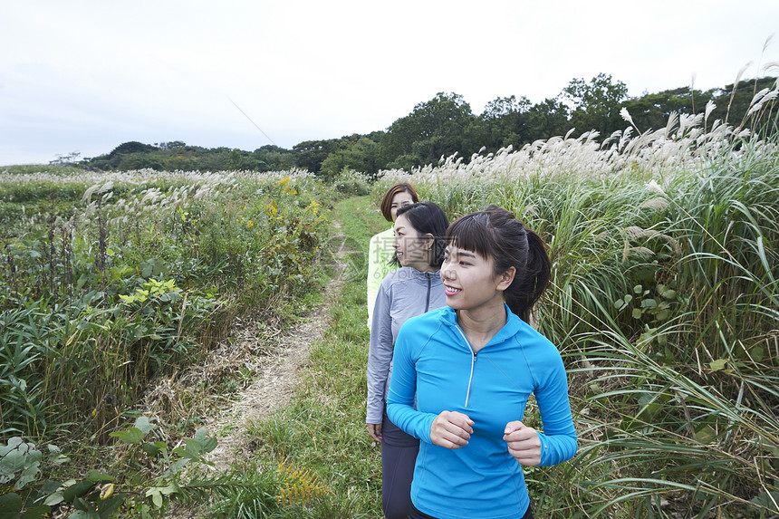 三个在田间小路跑步的女人图片