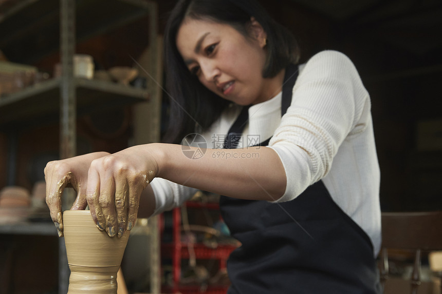 体验陶瓷制作的女人图片