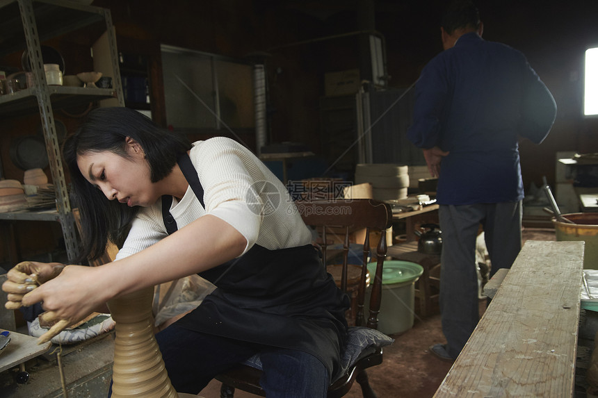 体验陶瓷制作的女人图片