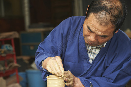 陶瓷师傅在制作陶器图片
