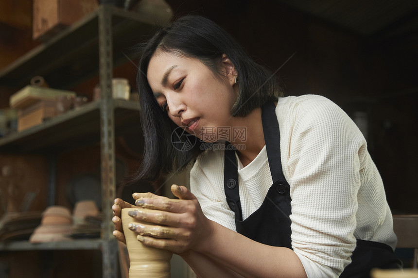 体验陶瓷制作的女人图片