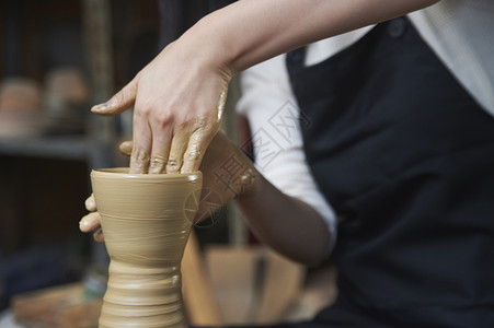 辘轳井体验陶瓷制作的女人背景