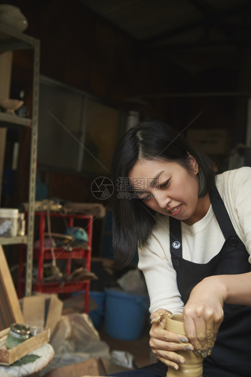 体验陶瓷制作的女人图片