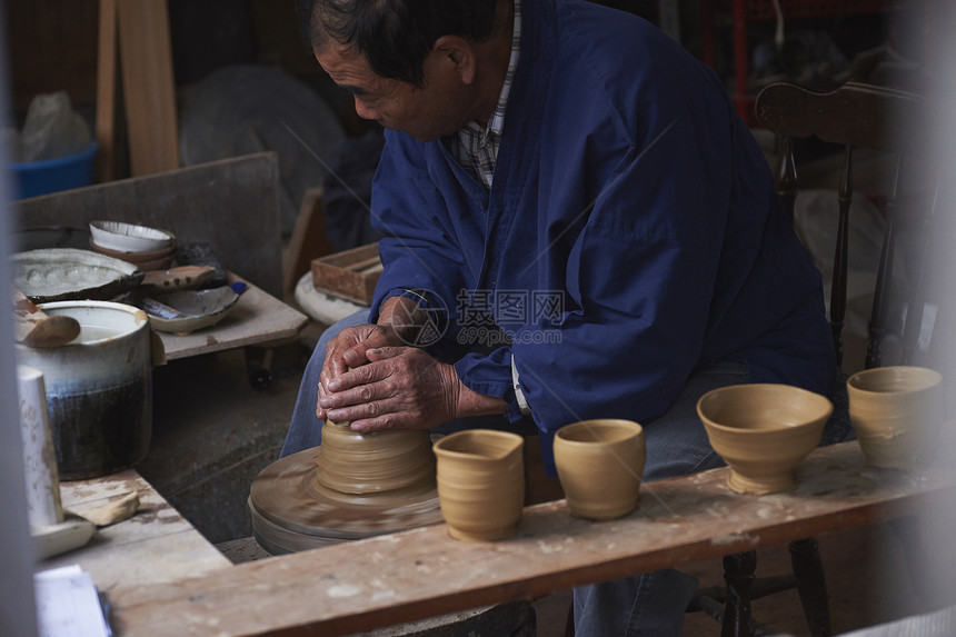 陶瓷师傅在制作陶器图片
