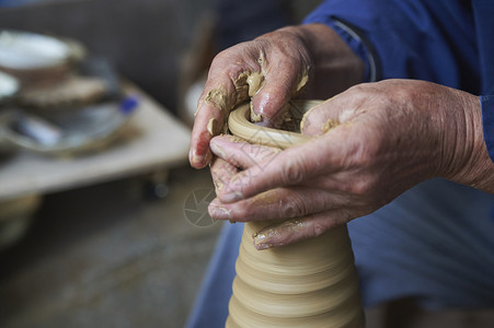 陶瓷师傅在制作陶器的手图片