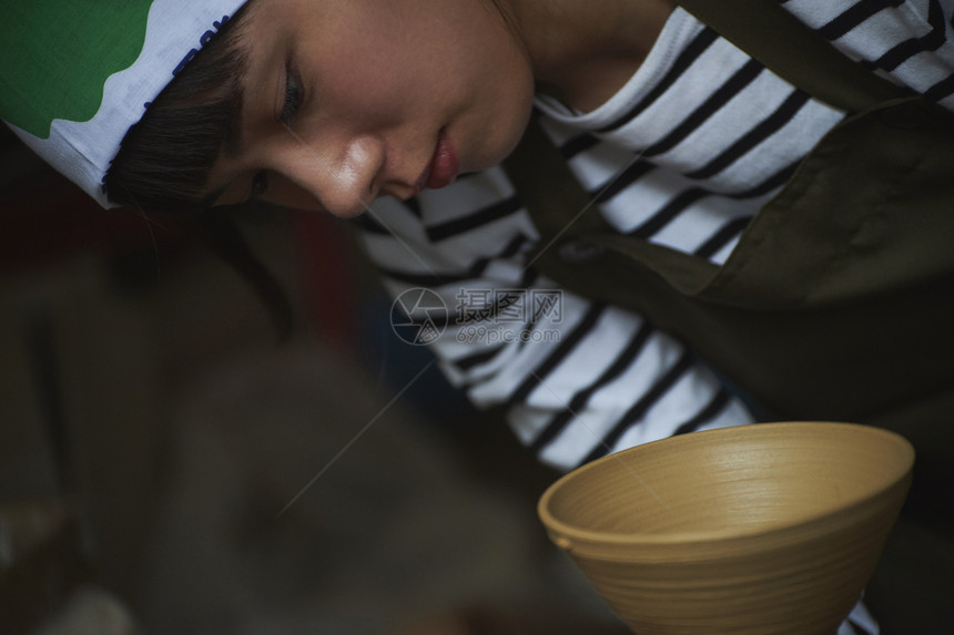 女人做陶瓷艺术体验图片