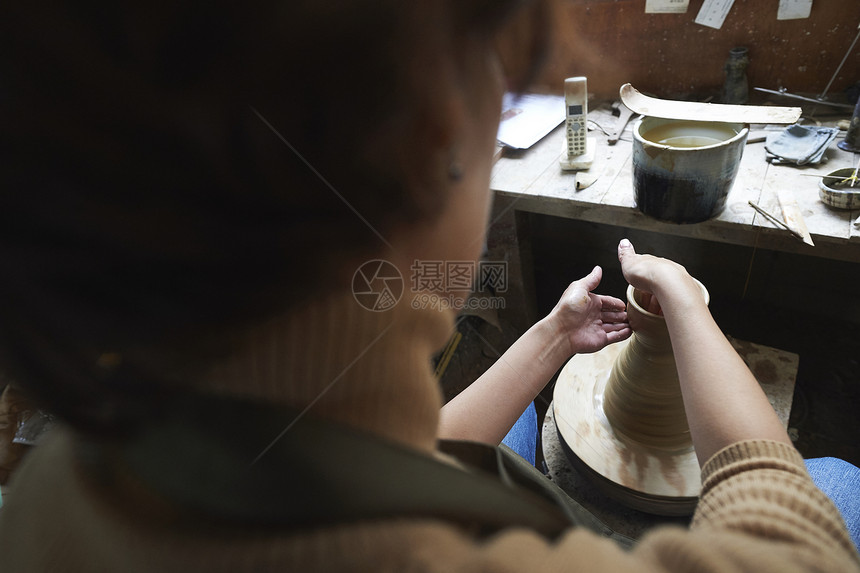 女人做陶瓷艺术体验图片