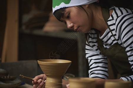 女人做陶瓷艺术体验高清图片