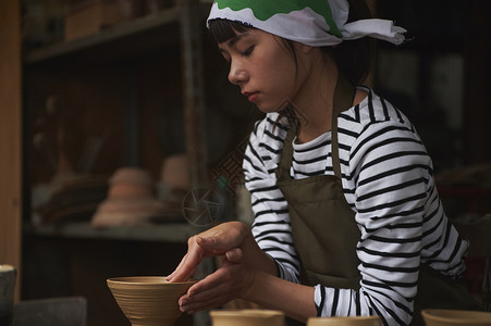 做采访女孩女人做陶瓷艺术体验背景