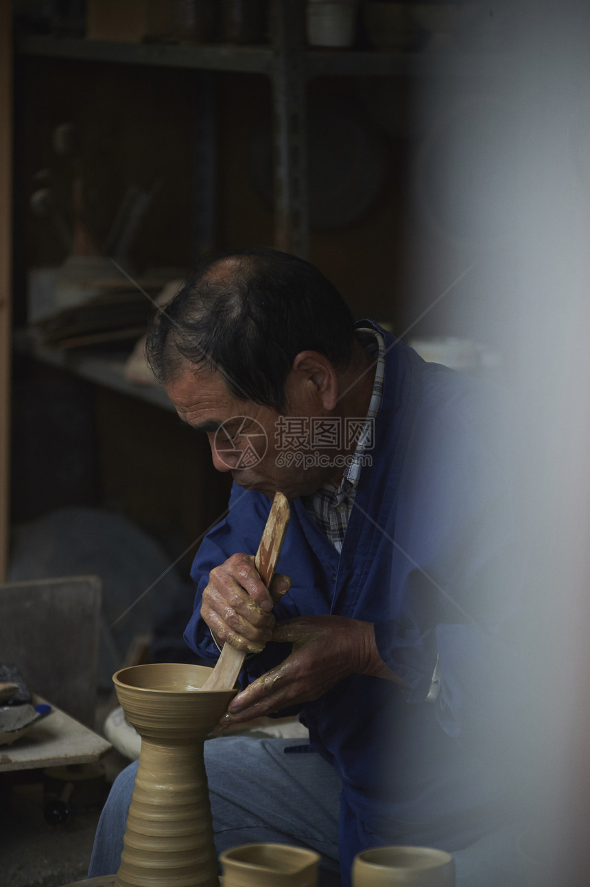 陶艺老师傅做陶艺图片