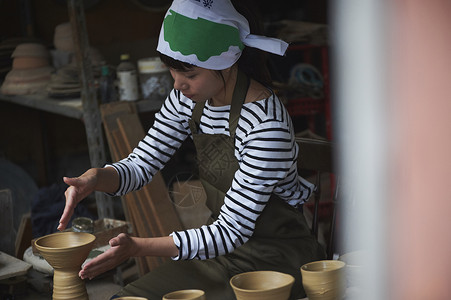 做采访女孩女人做陶瓷艺术体验背景