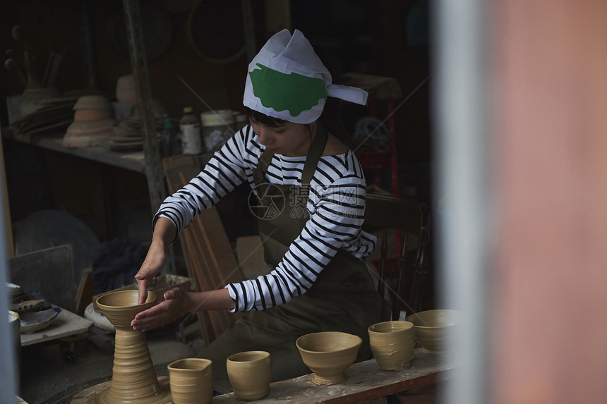 体验陶瓷制作的女人图片