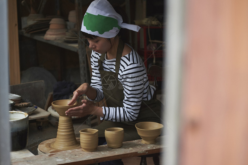 体验陶瓷制作的女人图片