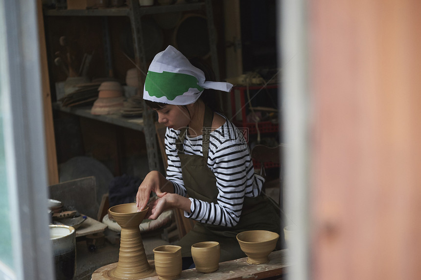 体验陶瓷制作的女人图片