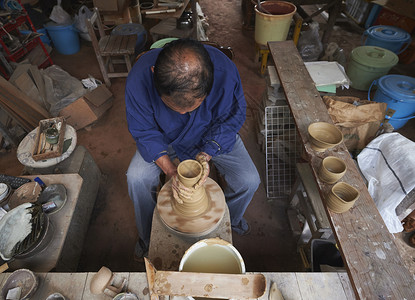 陶瓷师傅在制作陶瓷图片