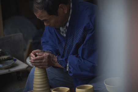 陶瓷师傅在制作陶瓷图片
