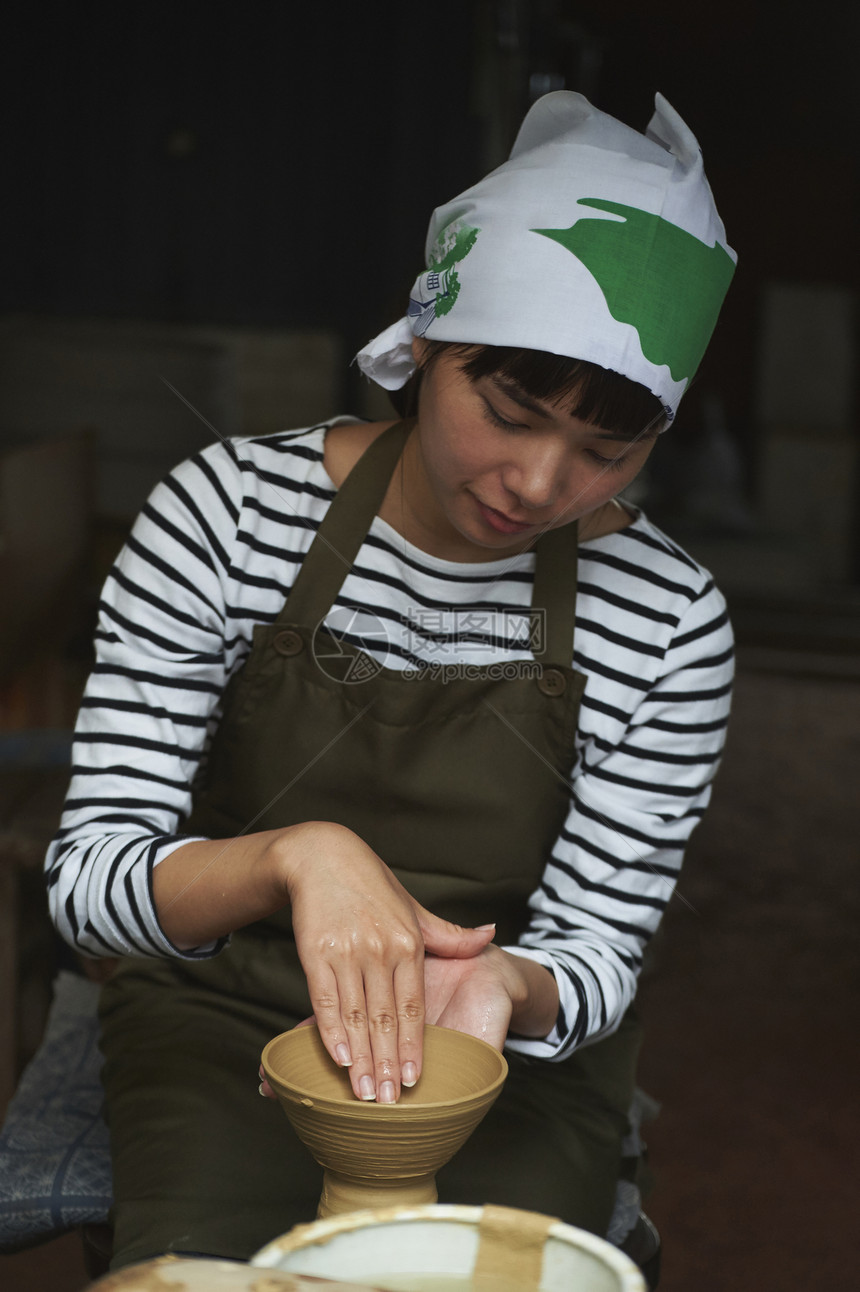 体验陶瓷制作的女人图片