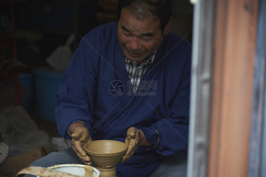 陶瓷师傅在制作陶瓷图片