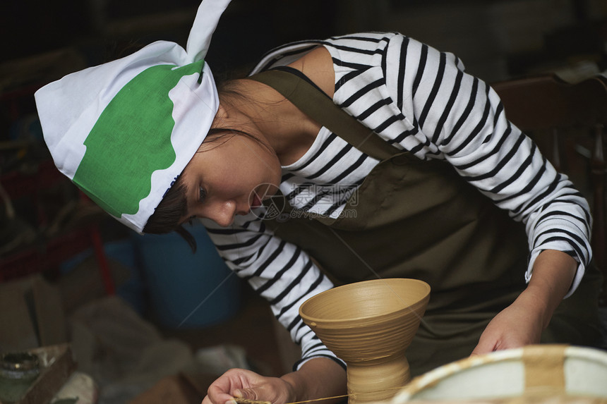 体验陶瓷制作的女人图片