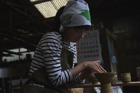 女人做陶瓷艺术图片