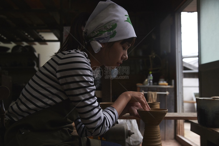 女人做陶瓷艺术图片