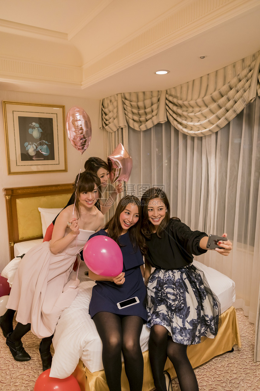 朋友聚会女人们在有气球的卧室自拍图片
