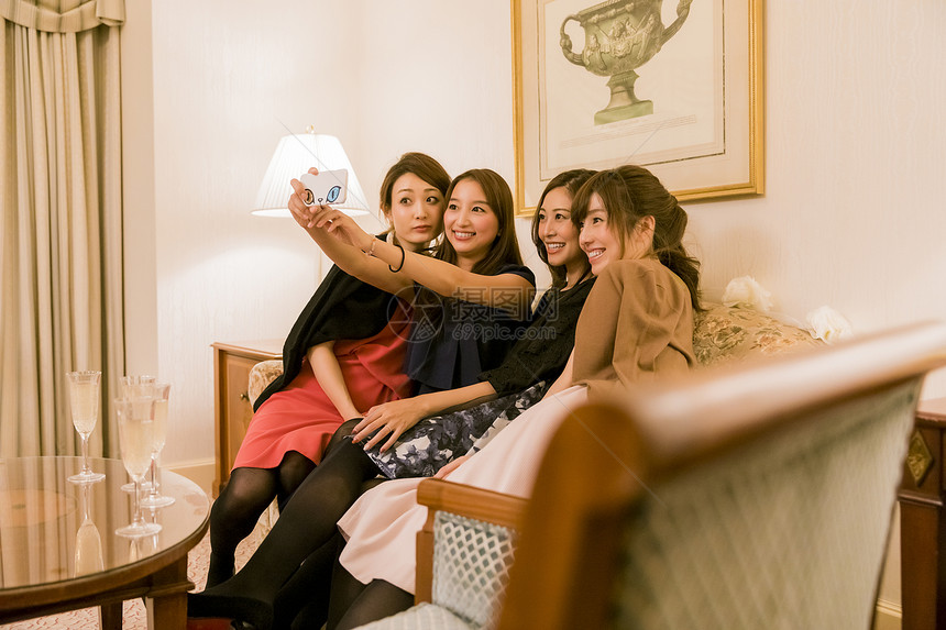 酒店妇女用手机自拍合影图片