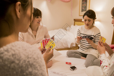 宾馆内玩纸牌游戏的女孩子们图片