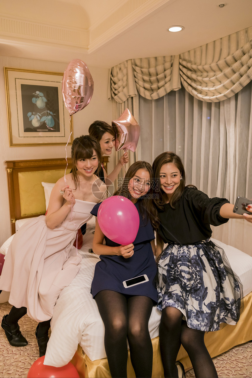 年轻女孩子们在酒店派对图片