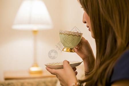 优雅喝咖啡的女人侧颜图片