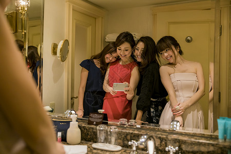 朋友聚会在盥洗室自拍的女人图片