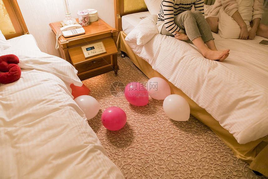 朋友聚会地上的气球和床上的女人图片