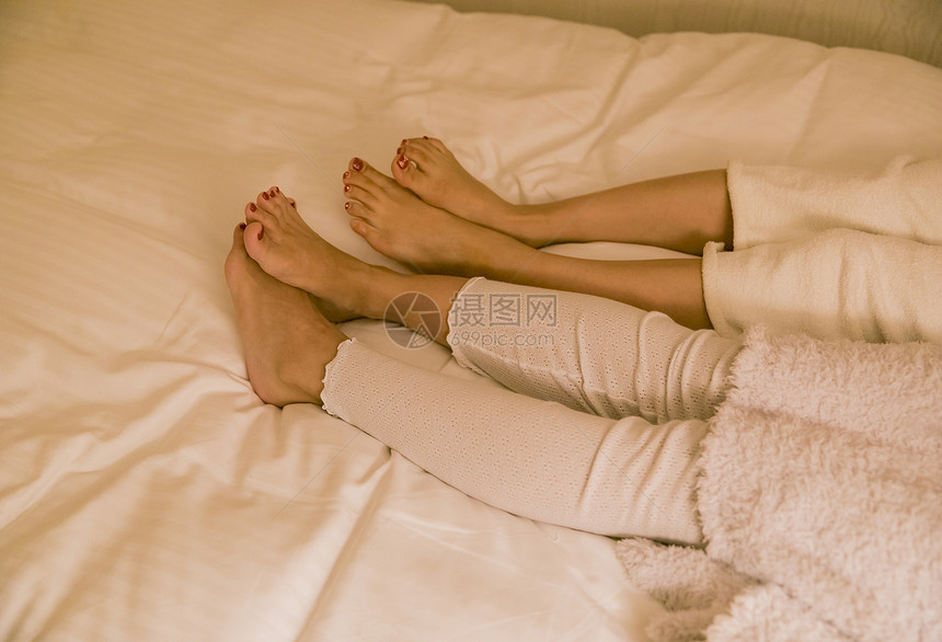 朋友聚会女人在床上放松的脚图片