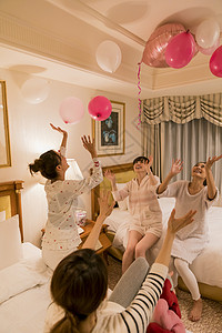 朋友聚会穿着睡衣的女人在卧室打闹图片