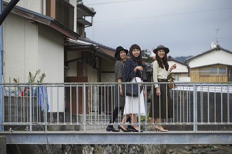 在街上漫步的朋友们看着镜头微笑九州长崎图片
