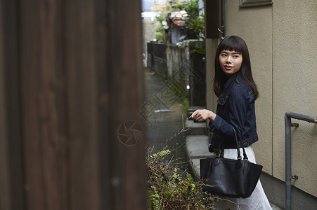 在街上漫步的女人九州长崎图片