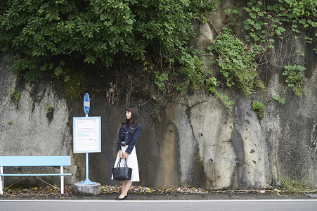 女子路边等车图片