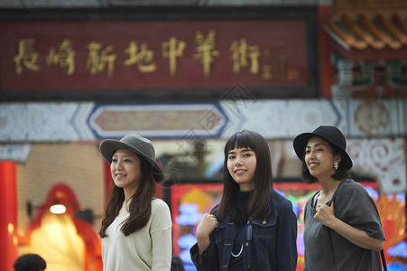 唐人街游玩的三姐妹背景图片