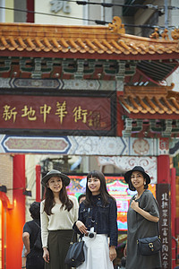 唐人街游玩的三姐妹背景图片