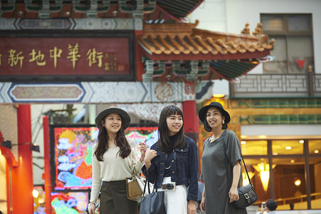 唐人街游玩的三姐妹图片