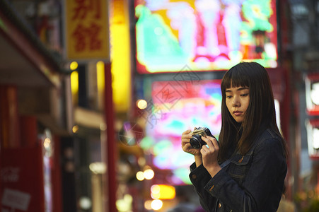 唐人街拿相机的女孩背景图片