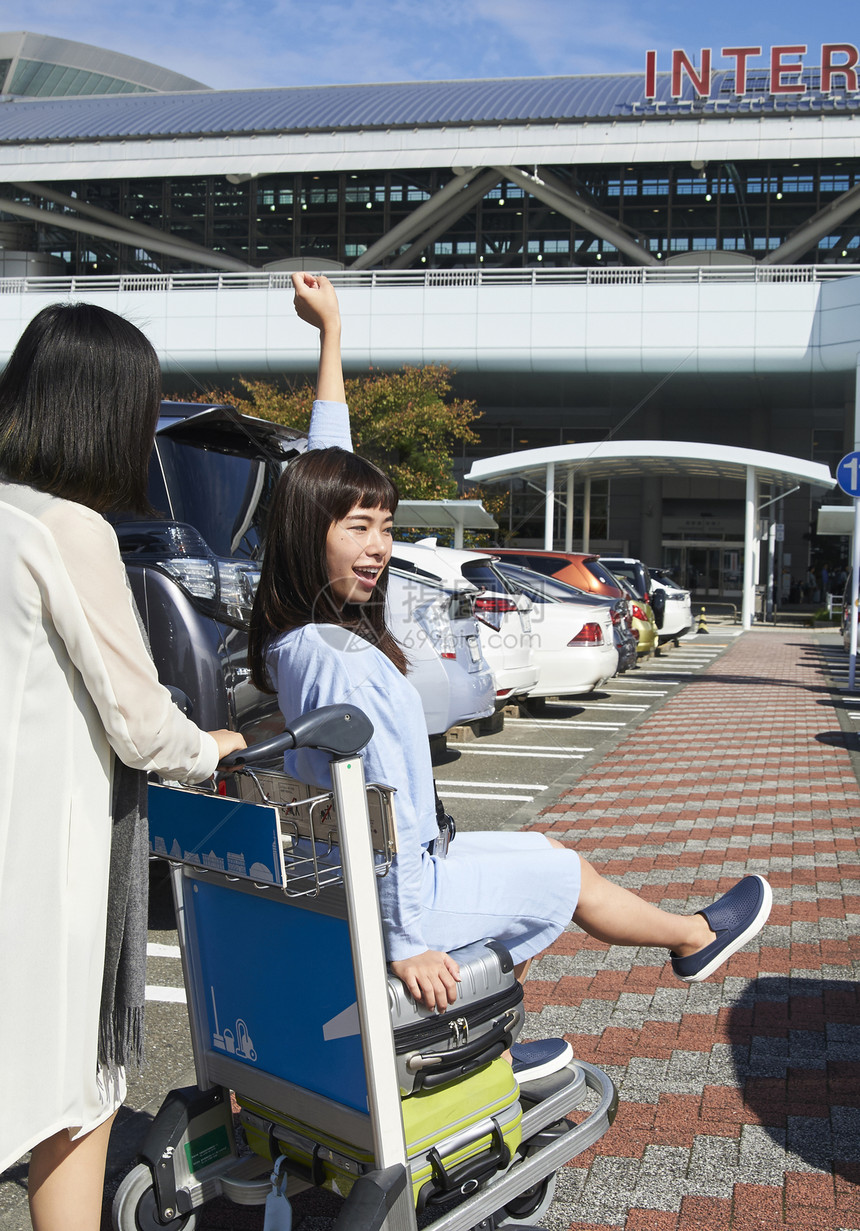 拖着行李前往机场的三名女性图片