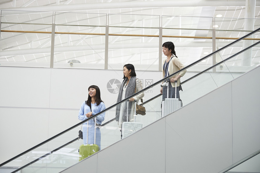 站在航空站扶梯上的女人们图片